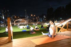 藤丸パークで夜ヨガ　夜空の下で汗流す