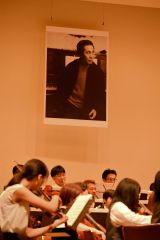 伊福部昭氏の遺影の前で演奏を披露するサマーコンサートの出演者ら