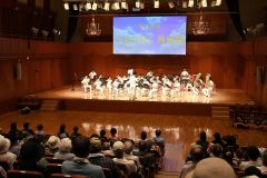 演奏を披露する北海道警察音楽隊