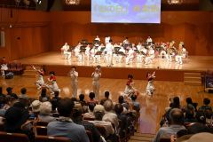 北海道警察音楽隊とカラーガード隊のステージに魅入る観客
