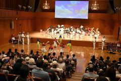 ステージを盛り上げる北海道警察音楽隊・カラーガード隊
