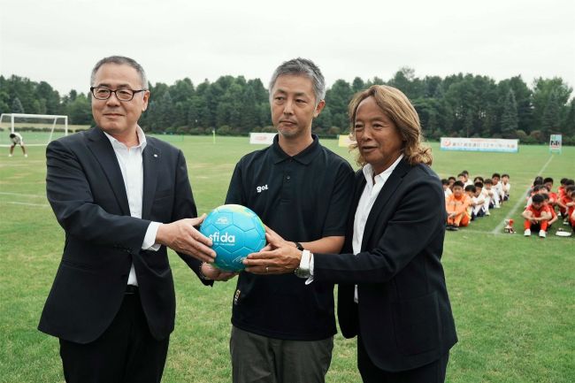 元代表北澤さんが贈呈　葵学園「ライズサッカー教室」にボール