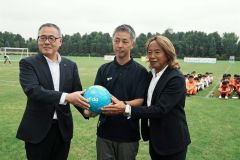 元代表北澤さんが贈呈　葵学園「ライズサッカー教室」にボール