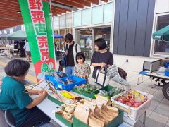新鮮野菜を求める人でにぎわう　新得とくとく「土曜市場」～こぼれ話