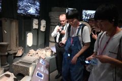 スマートフォンに展示資料を収めながら見つめる北橋さん（左から２人目）