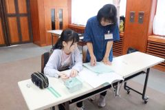 サポートを受けながら感想文の作成に取り組む子ども