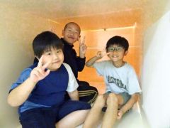 完成した段ボール製のベッドで過ごす子どもたち（大樹町社会福祉協議会提供）
