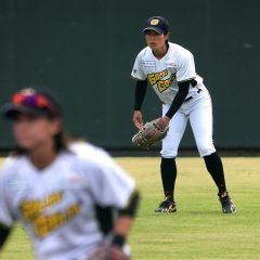 左翼の守備に就く茨城ゴールデンゴールズの志村亜貴子（大賀章好撮影）