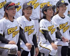 志村亜貴子（左から２人目、大賀章好撮影）