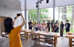 窓ガラスをキャンバスに日高山脈　芽室町で子どもお絵描きイベント　国立公園指定１年記念し 5