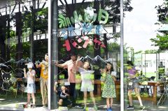 窓ガラスをキャンバスに日高山脈　芽室町で子どもお絵描きイベント　国立公園指定１年記念し