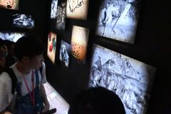 被爆者の写真を見つめる北橋さん