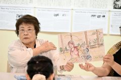 紙芝居を手に母親の手当をしたことを語る末政さん