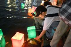 灯籠を流す北橋さん