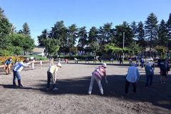 爽やかラジオ体操クラブの会員や子どもたち