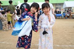 浴衣を着てまつりを楽しむ子ども