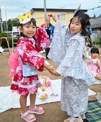 浴衣を着てまつりを楽しむ子ども