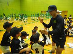 慶応大野球部の教えに笑顔で耳を傾ける子どもたち