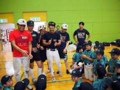 慶応大野球部の教えを受けながら楽しく練習する子どもたち