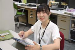 町役場で業務に励む佐藤さん
