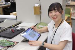 町役場で業務に励む佐藤さん