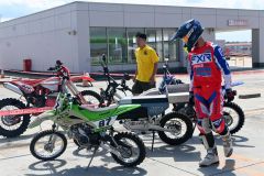 デモンストレーションの様子を説明する国際プロライダーの藤戸さん(右)
