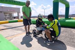 フレスポ屋上で電動バイクやスケボー体験 子ども歓声 11