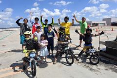 フレスポ屋上で電動バイクやスケボー体験 子ども歓声 12