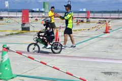 フレスポ屋上で電動バイクやスケボー体験 子ども歓声 14