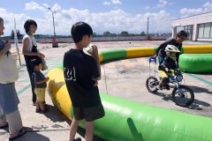 家族が見守る中、スタッフの指導を受け、走行する子供