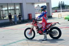 デモを行う国際プロライダー藤戸和樹さん