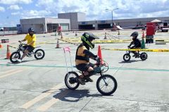 フレスポ屋上で電動バイクやスケボー体験　子ども歓声