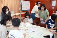 マスコット作りに取り組む子どもたち