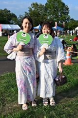 浴衣姿で仲良く花火を見に来た来場者（須貝拓也撮影）