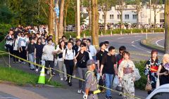 会場へと続く道は、人の列がどこまでも。会場に近づくたびに期待も膨らむ