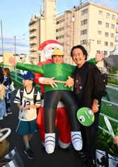 「お客さんを喜ばせたい」サンタクロースとクレヨンしんちゃんのコスチュームで花火会場に登場