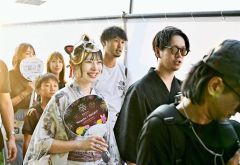 浴衣にキツネのお面を付け花火大会を観戦