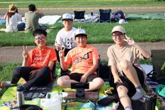 打ち上げを待つ間も友達と一緒ならゲームやグルメであっという間（平栗玲香通信員撮影）
