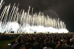 グランドフィナーレは代名詞の「錦冠（にしきかむら）」が会場を明るく照らした（須貝拓也撮影）