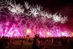 目の前いっぱいに広がる花火に観客も大盛り上がり。手を挙げて歓声（平栗玲香通信員撮影）