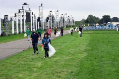 ごみを拾い集める参加者ら（１４日午前６時５０分ごろ）