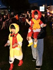 （写真右から）「しばれ君」を演じた猪狩凪ちゃん（２）と「つららちゃん」を演じた柚さん（６）