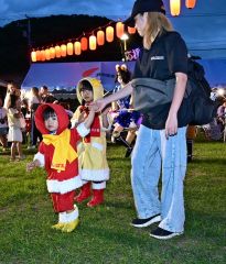 （写真左から）「しばれくん」を演じた猪狩凪ちゃん（２）と「つららちゃん」を演じた柚さん（６）