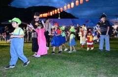 「スーパーマリオ」をテーマに仮装盆踊りに参加した町内の子どもたち