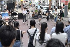 平和コンサートで演奏するトカチューンのメンバー（１４日午前１１時半ごろ、須貝拓也撮影）