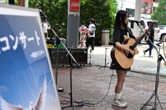 平和コンサートで弾き語りを披露する野乃さん（１４日午前１１時１５分ごろ、須貝拓也撮影）