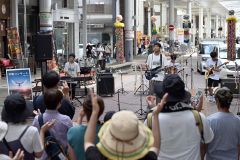 平和コンサートでオリジナル曲を演奏する「ｓｋｙｓ」のメンバー（１４日午前１１時ごろ、須貝拓也撮影）