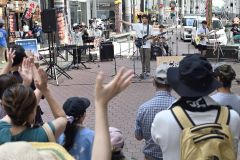 平和への祈り演奏と詩に込めて　平原まつり会場で高校生が初イベント