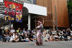 開会式で大道芸を披露する「めりこ」さん（１４日午後０時２５分ごろ、須貝拓也撮影）
