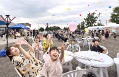 夏の装いで笑顔はじける　十勝川温泉「浴衣でナイと」初開催